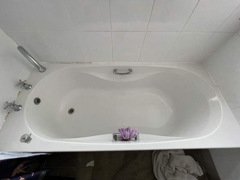Handyman Manchester - Bath sealant renewal